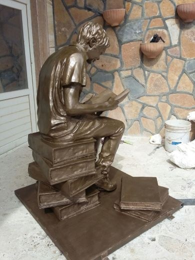 مجسمه فایبرگلاس پسر کتاب خوان